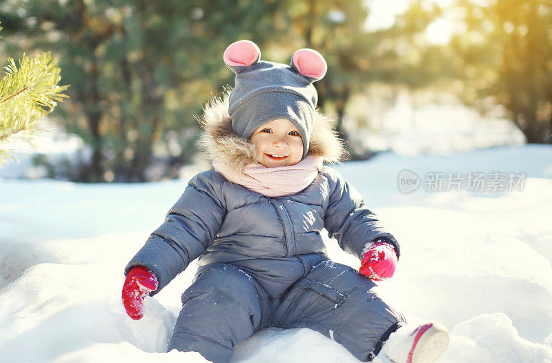 快乐微笑的小朋友在冬天的雪地上玩耍