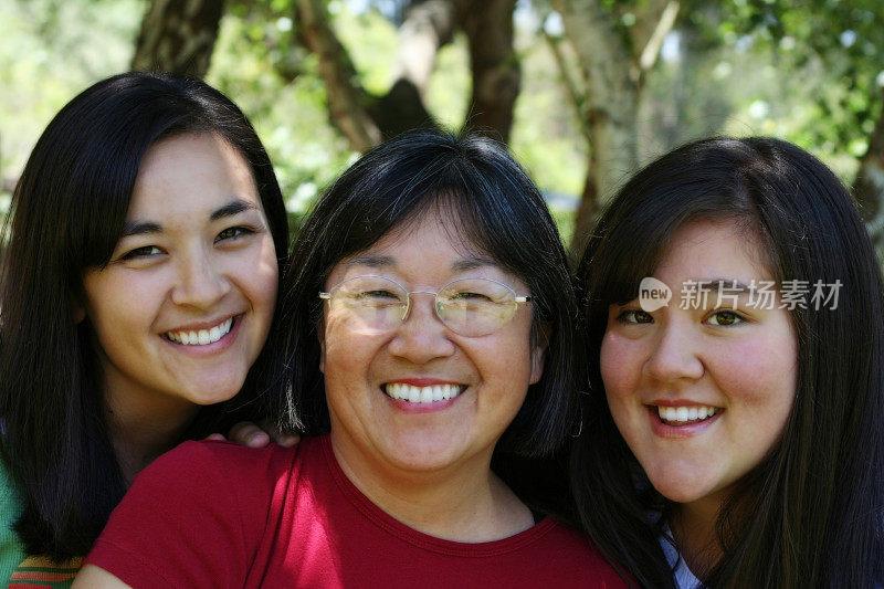 亚洲母亲和她的两个女儿