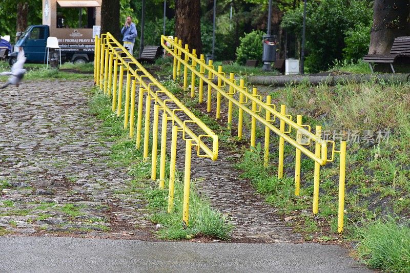 轮椅坡道人行道的一个陡峭部分上供轮椅使用的坡道