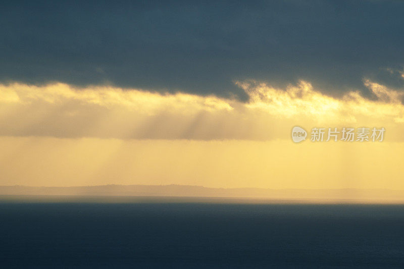 夕阳落在一片深沉的大海上