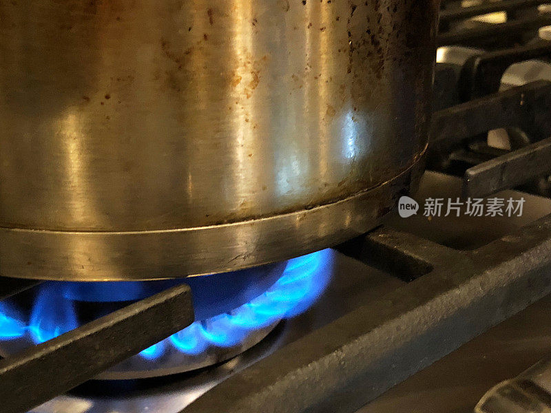 烹饪的蓝色火焰