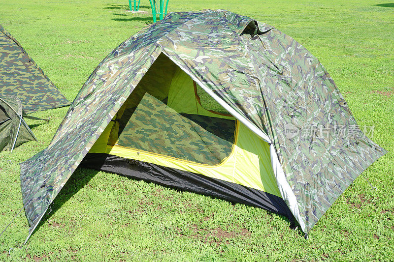 绿草上的帐篷是卡其色的
