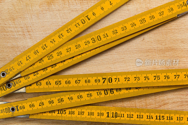 木桌上的测量棒
