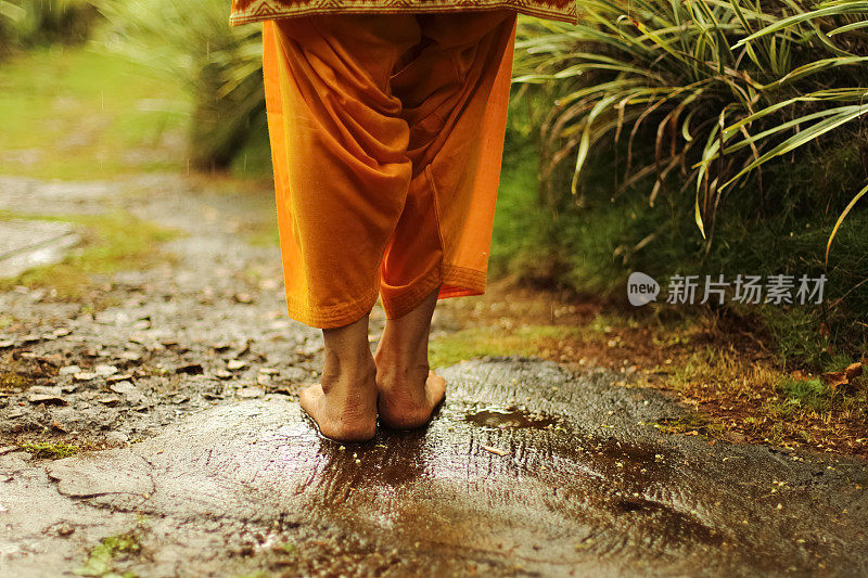 女性享受雨