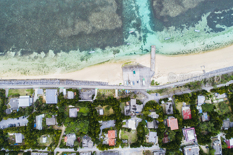 一个住宅区正沿着海滩延伸。