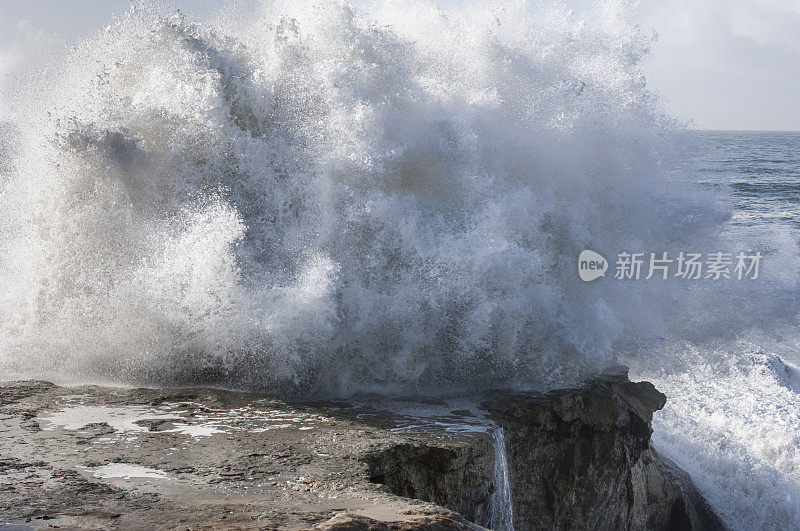 加利福尼亚海岸附近汹涌的海浪