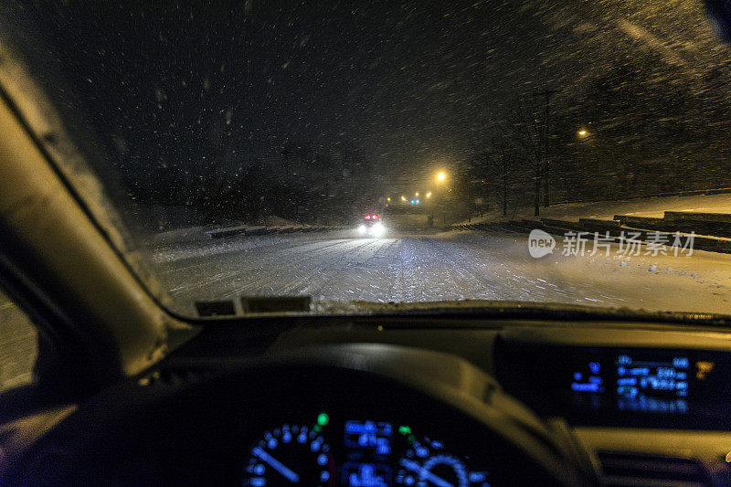 冬夜暴风雪加速紧急服务救护车