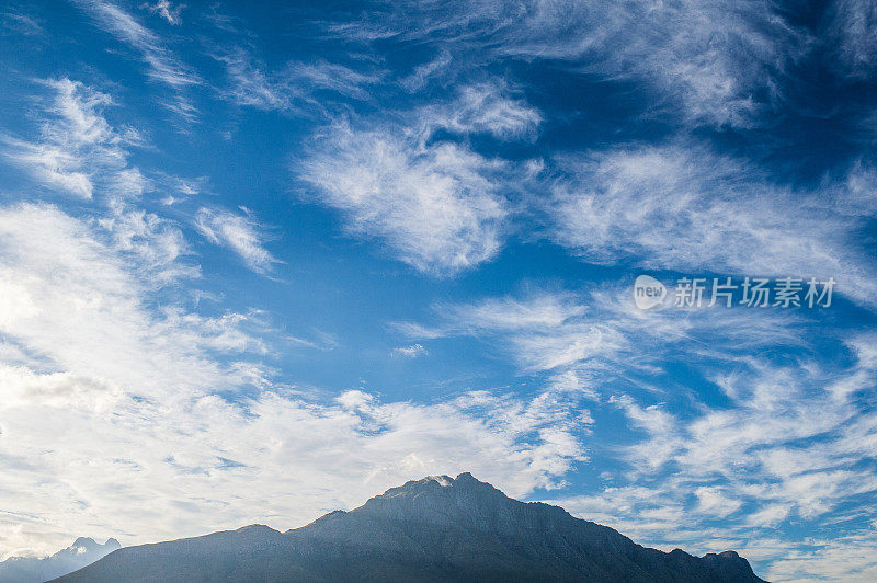 Stellenbosch山与卷云蓝天