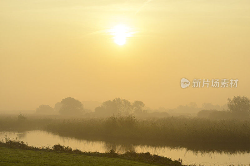 在一个美丽的秋天早晨，日出在IJssel河