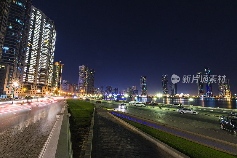 沙迦阿尔汗泻湖建筑的夜景