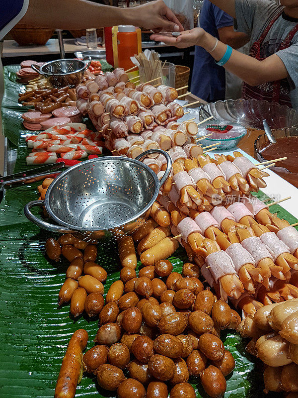 泰国街头小吃油炸肉类小吃在泰国市场出售。