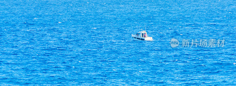 摩托艇在海上航行，在蓝色的水面上安静地巡航