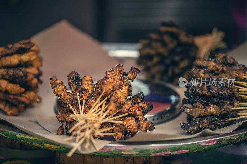 吉隆坡唐人街当地市场上的传统烧烤。马来西亚吉隆坡的街头小吃