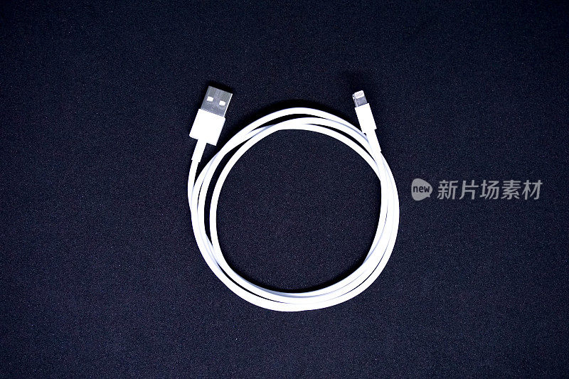 白色USB电缆在黑色背景顶视图