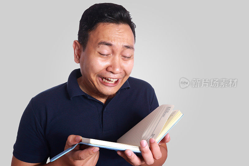 亚洲男人在读书时哭泣