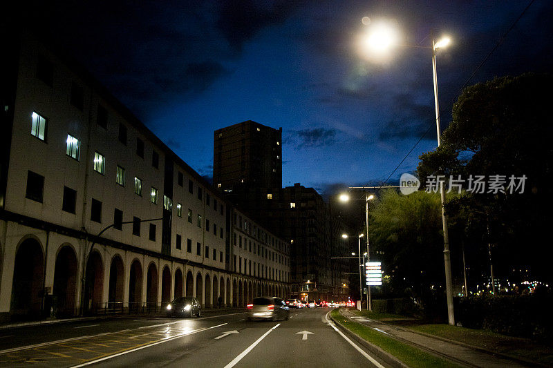 城市夜间街景，交通和路灯。
