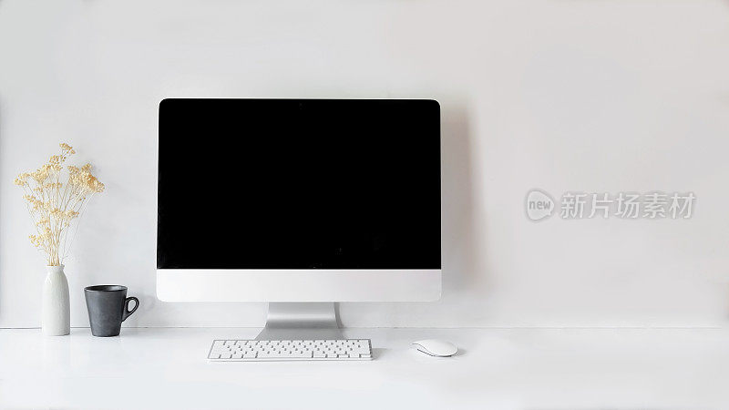 现代干净的工作空间模型与空白屏幕桌面电脑。