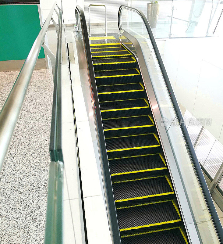 机场大楼里的自动扶梯。