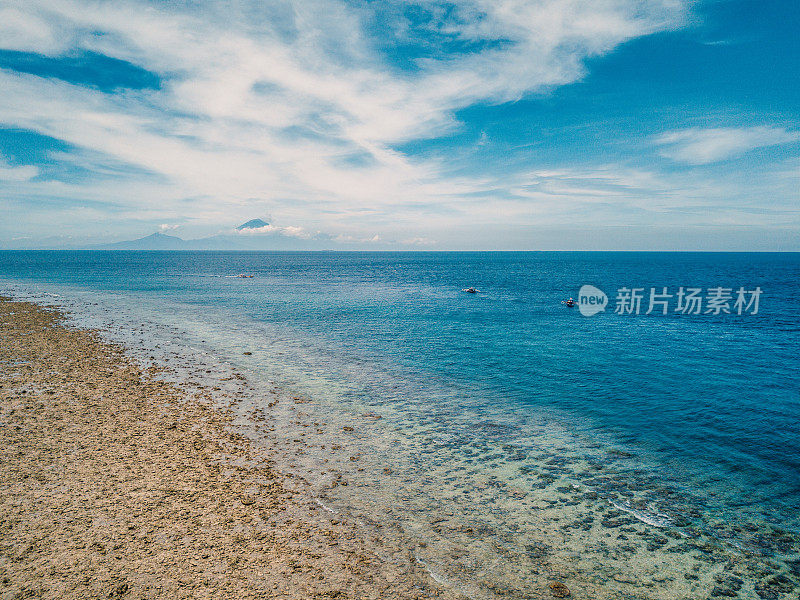 鸟瞰图，田园诗般的岛屿，白色的沙滩和蓝绿色的海-印度尼西亚