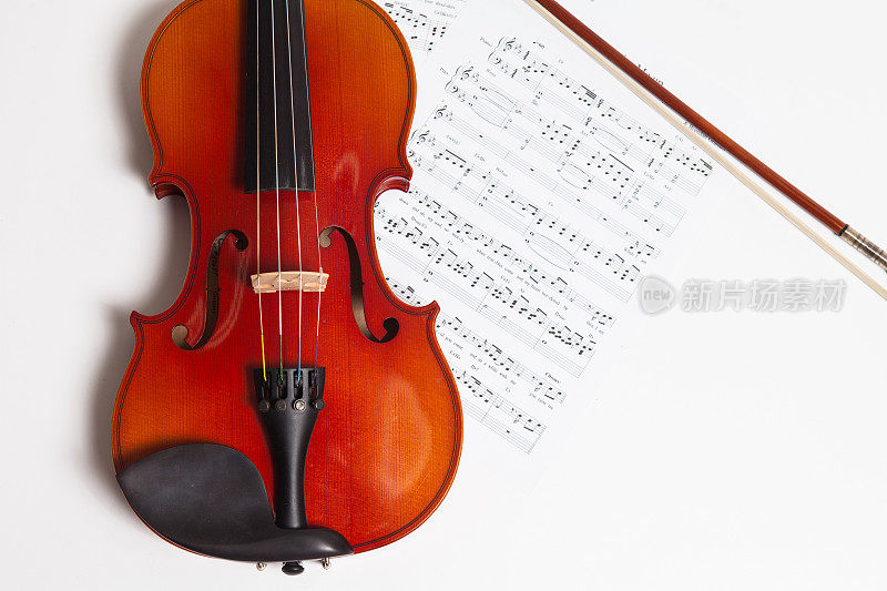 小提琴，琴弓和乐谱