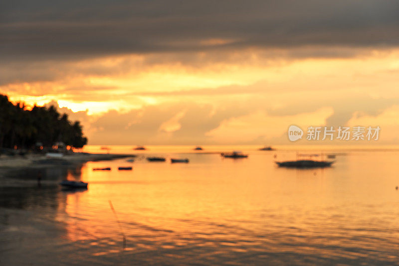 海面上的夕阳模糊了抽象的背景