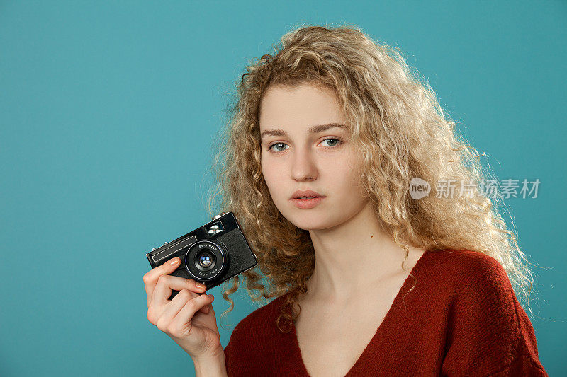 画室里一个金发女孩的肖像，背景是彩色的