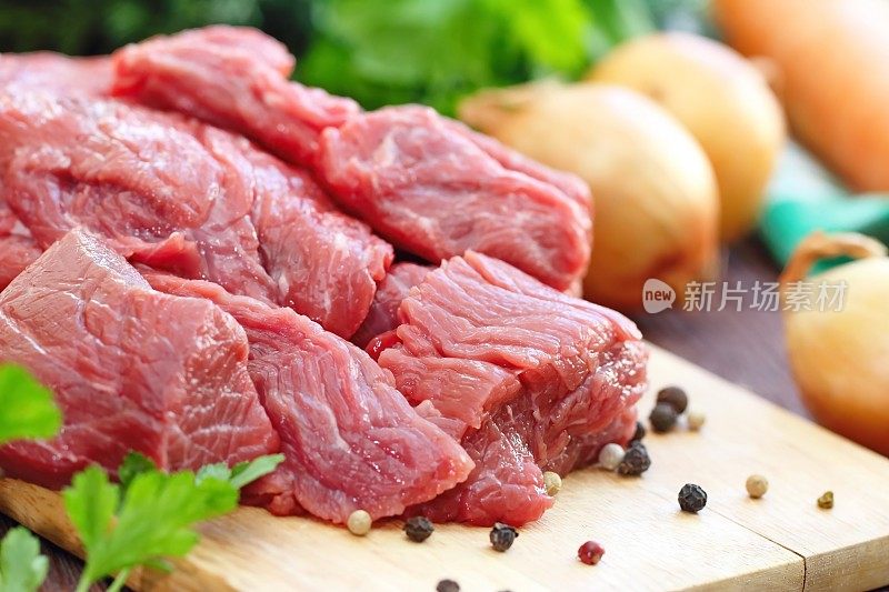 生牛肉配蔬菜和香料
