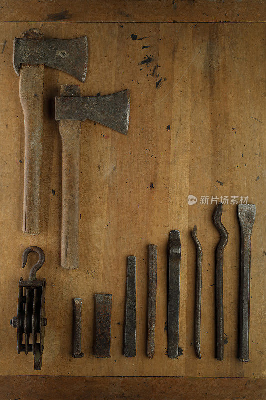 工作工具DIY古董工具在质朴的木桌上，手工工具