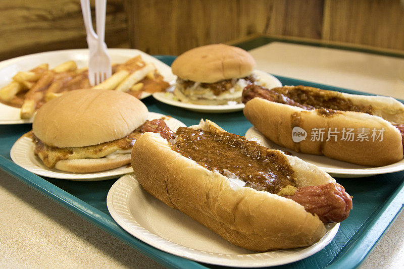 德州香肠，芝士汉堡和薯条放在盘子里