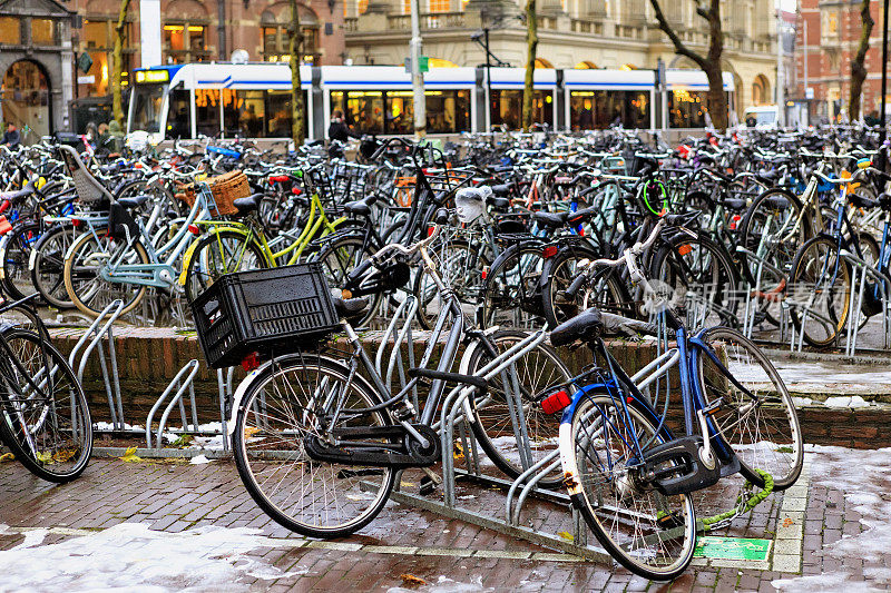 自行车停放在阿姆斯特丹造成了混乱