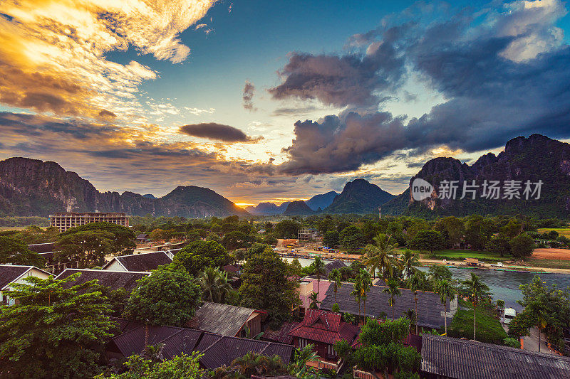 景观和美丽的日落在万荣，老挝。