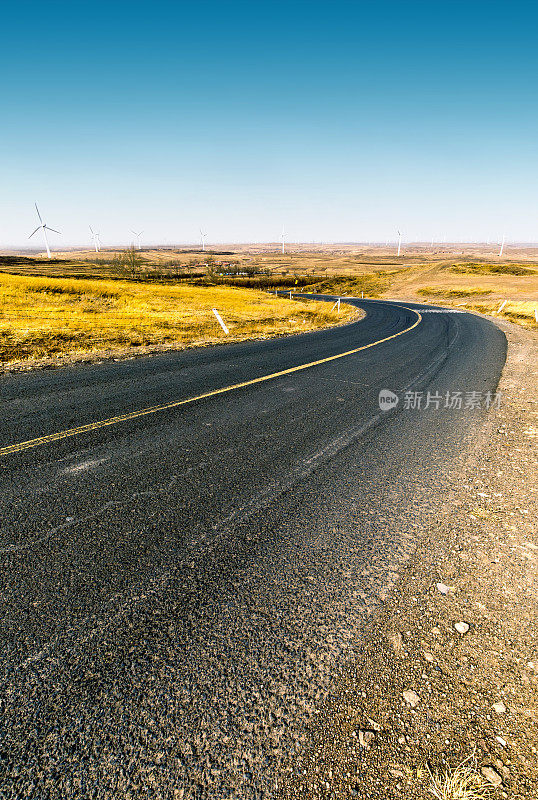 穿越草原的道路