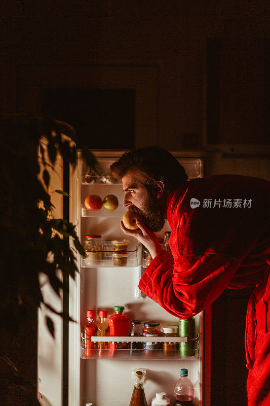 深夜在冰箱里找零食的男人