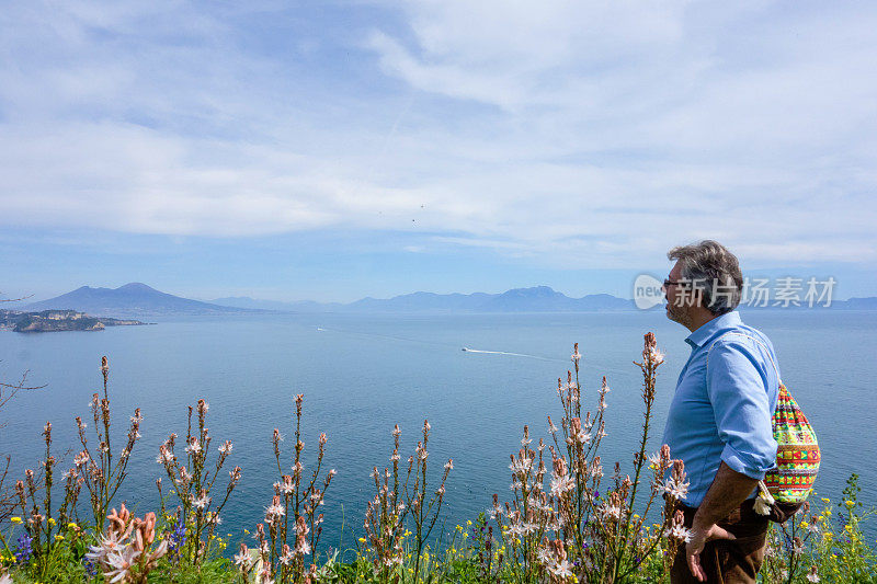 成熟的男人在山上看风景，意大利