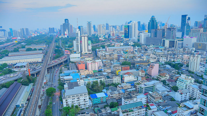 黄昏俯瞰高层建筑的城市商业区全景(泰国曼谷)