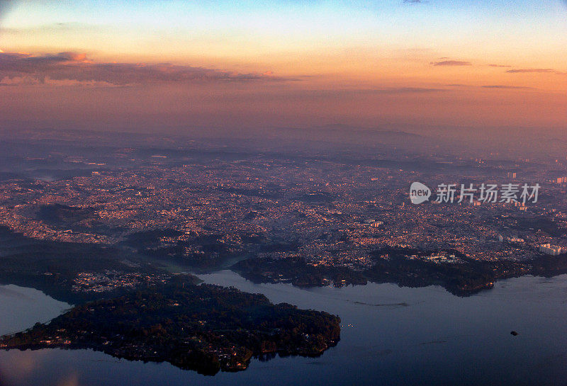 城市上空的云层。