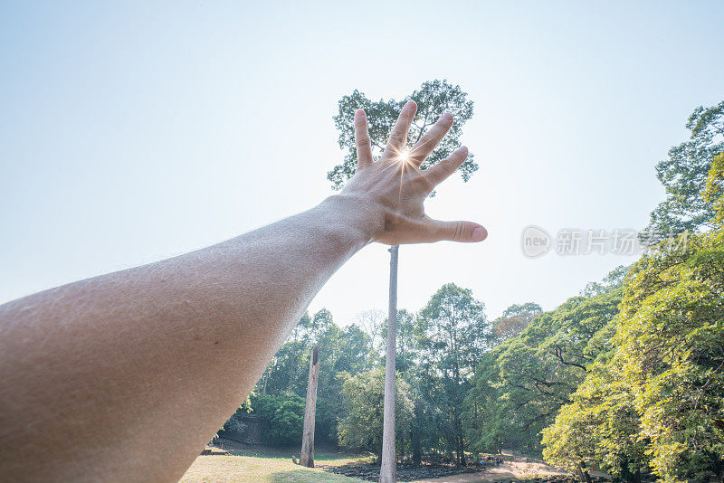 Pov的人的手伸向太阳，能源人环境旅游概念暹粒，亚洲。