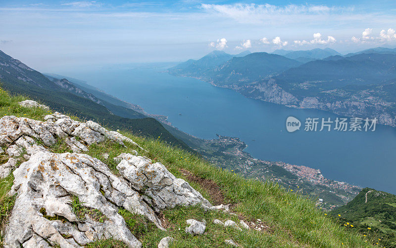 从意大利的巴尔多山看加尔达湖