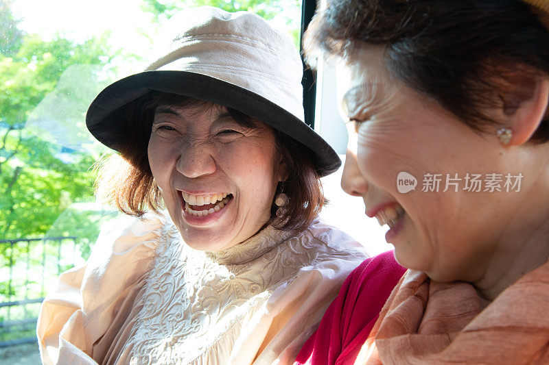 乘公共汽车旅行的老年妇女