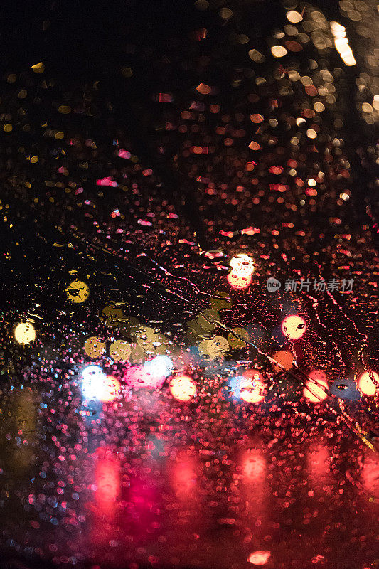 雨夜挡风玻璃交通视图