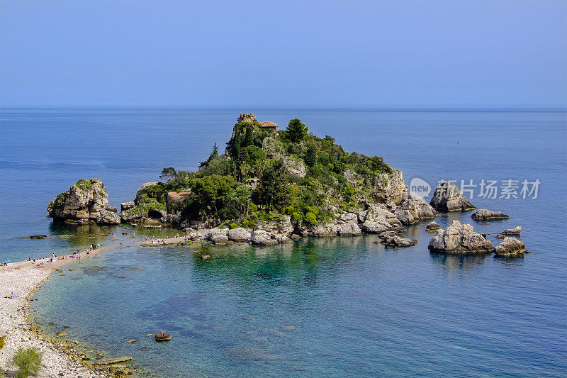 伊索拉贝拉岛，位于陶尔米纳(意大利西西里岛)附近爱奥尼亚海的一个小海湾内的一个小岛