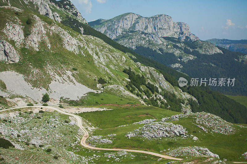 夏天高山中的乡间小路