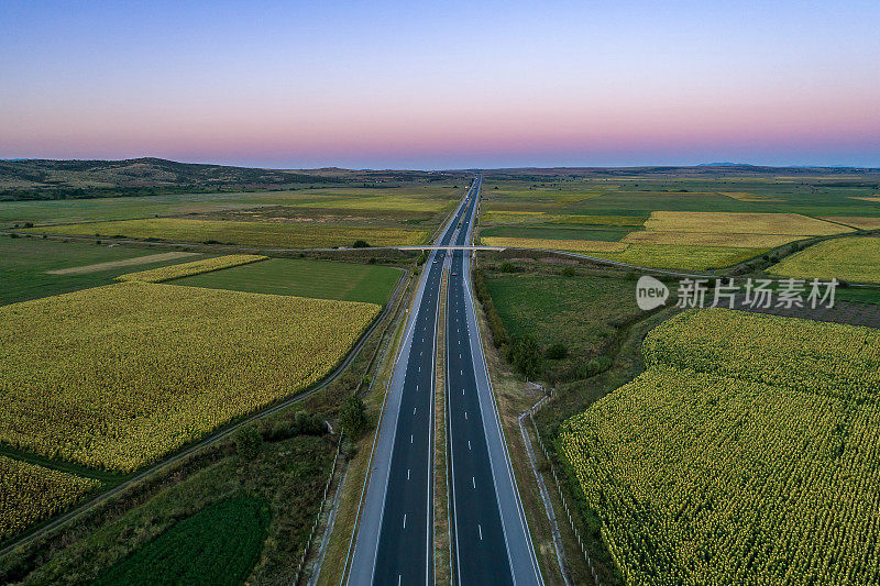 美丽的穆迪天空在特拉基亚高速公路上向日葵田在保加利亚鸟瞰图