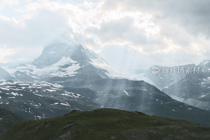 日出时马特洪山的美景