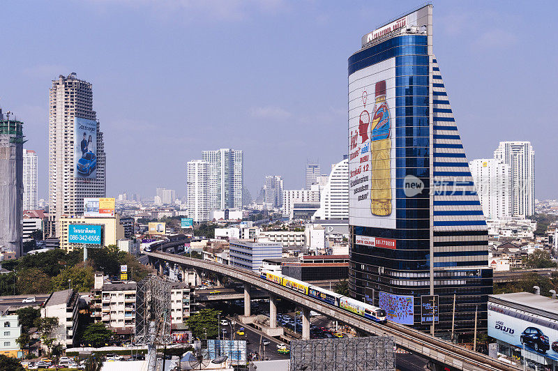 曼谷轻轨列车驶近素拉萨车站
