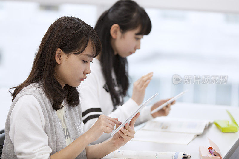 女学生使用平板电脑学习