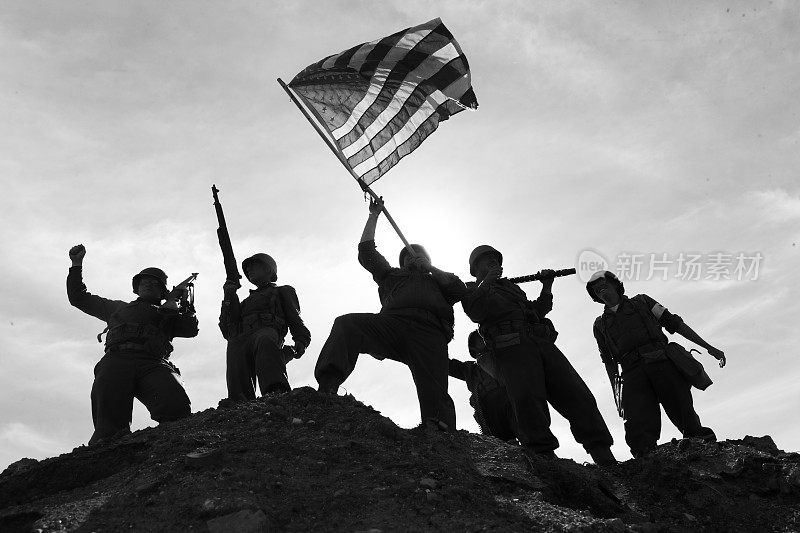 山上挂着美国国旗的美军士兵