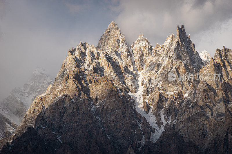 巴基斯坦喀喇昆仑山脉，帕苏大教堂山顶被云覆盖