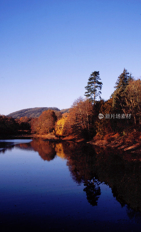 步道秋湖水河风景秋景金景拍摄