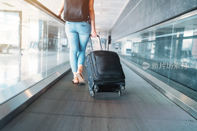 带着行李箱的旅客在机场的概念。年轻女孩带着行李和旅客在国际假期预订机票，在假期休息和放松。